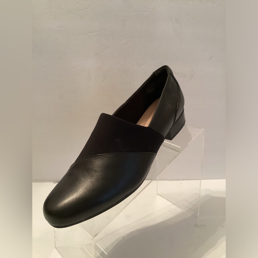 CLARKS Like NEW Wide Black Leather and Stretch Fabric Slip On Shoes